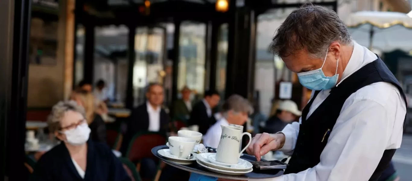 Ε.Μακρόν: «Σταδιακή άρση των μέτρων από τις 19 Μαΐου - Θα λειτουργήσουν καταστήματα και εξωτερικοί χώροι μπαρ»